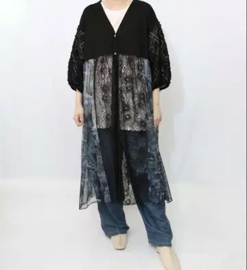이즈스칼라 552245: 천체 콜라주 패턴 절개 프론트 오픈 원피스