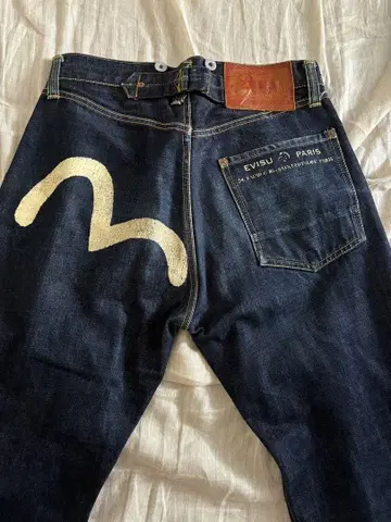 참고 이미지 EVISU 다크 블루 스트레이트 데님
