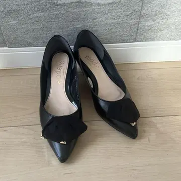 마드라스 모데로 리본 포함 블랙 스틸레토 펌프스 22.5