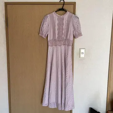 연보라 레이스 장식 롱 드레스