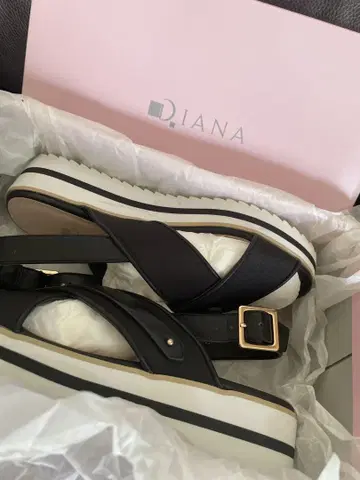 D.IANA 샌들
