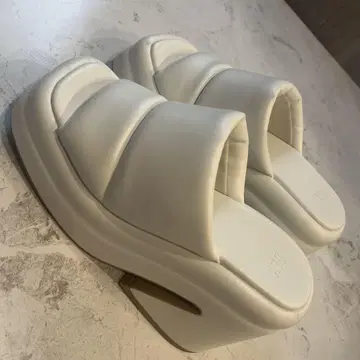SLY 화이트 CHUNKY PUFFER SANDAL 통굽 샌들