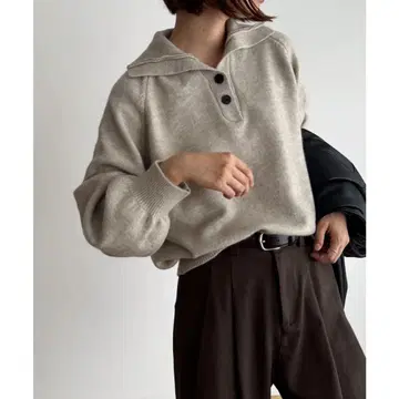 베이지 버튼 하이넥 스웨터