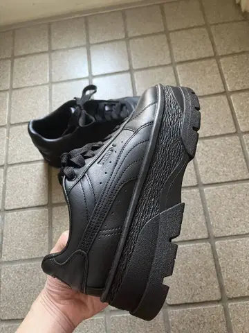 Puma 블랙스니커즈