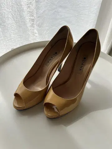 DIANA 23cm 베이지 에나멜 오픈토 하이힐