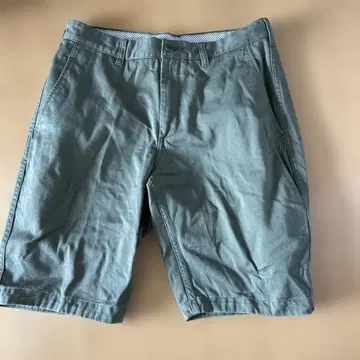 BEAMS 카키 숏팬츠