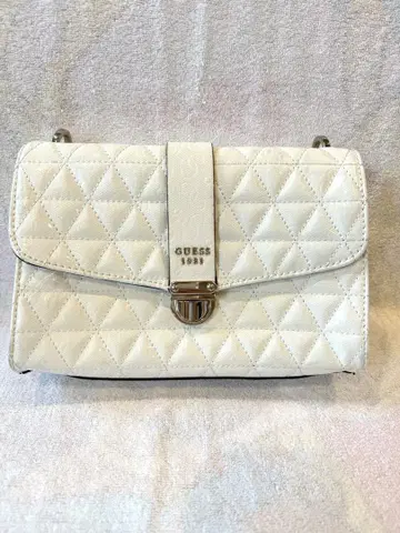 GUESS 화이트 퀼팅 숄더백 복조리 포함