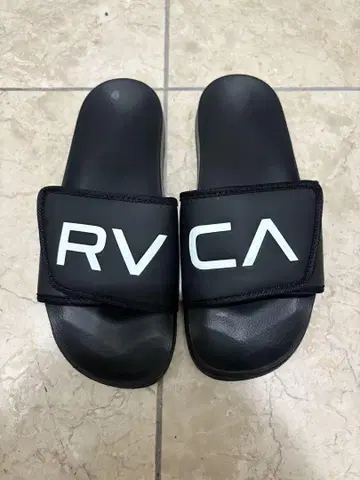 RVCA 블랙 슬라이드 샌들