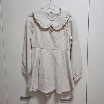 프릴 달린 옷깃의 아이보리색 원피스