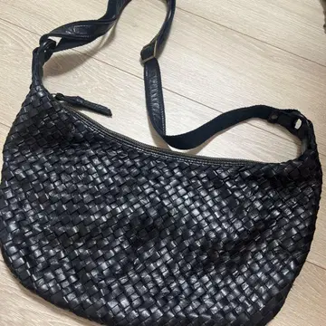 꼬임 디자인 블랙 가죽 숄더백