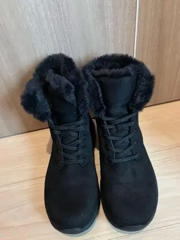 새상품급 퍼 달린 블랙 스웨이드 어그 부츠