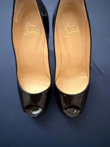 Christian Louboutin 블랙 오픈토 하이힐