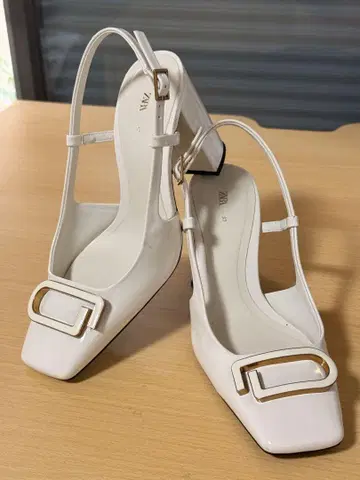 ZARA 화이트 샌들 스퀘어토