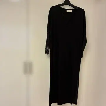 마메 쿠로고시 블랙 V넥 긴팔 원피스