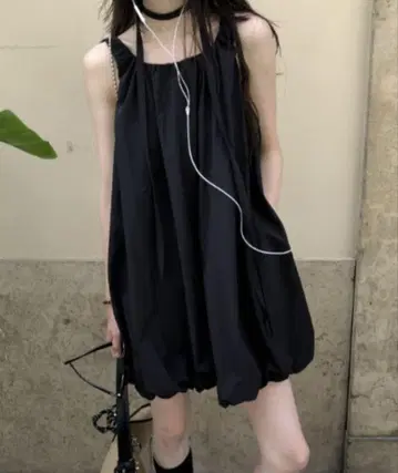 슬리브리스 벌룬 미니 원피스 블랙