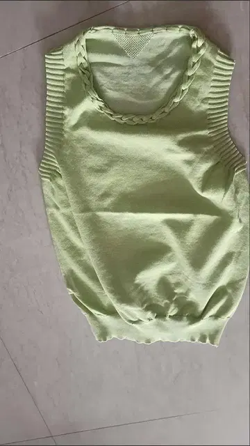 라임 그린 탱크탑 뜨개질