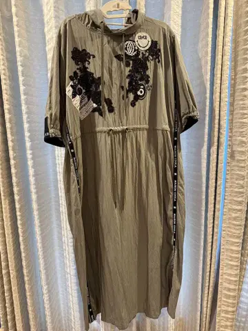 MAISON COOLA 카키 자수 후드 원피스