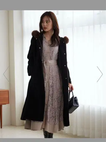 퍼 달린 블랙 롱 코트 프로포션 바디 드레싱