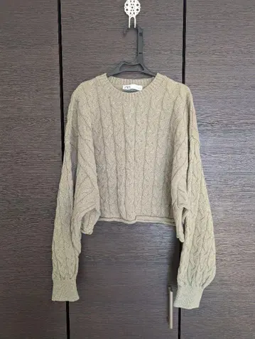 ZARA 베이지 케이블 니트 긴팔 크롭 기장