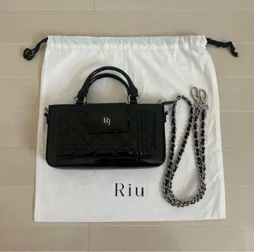 Riu 에나멜 퀼팅 폰 백 블랙