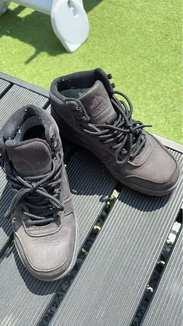VANS 블랙 미드컷 스니커즈