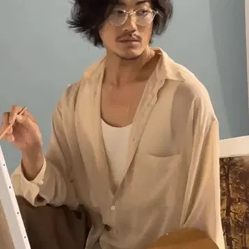 아카니시 진 착용 시어 셔츠