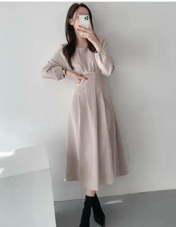 베이지 긴팔 원피스