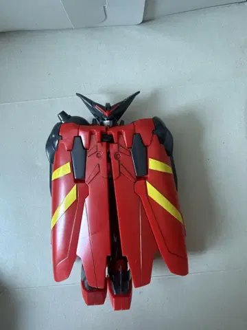 HG 건담 프라모델 빨간색 블랙 로봇