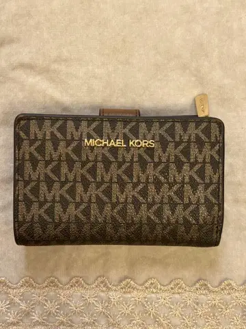 MICHAEL KORS 모노그램 이단 접이식 지갑