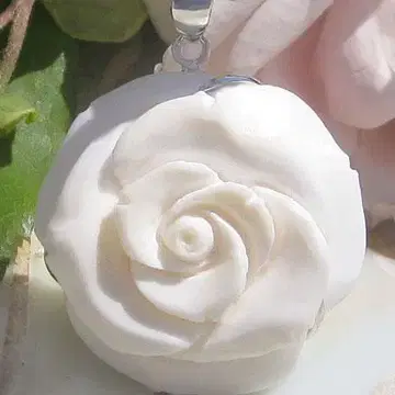 새상품 레어 치로 아카니토 쉘 카메오 아름다운 화이트 장미 펜던트 탑