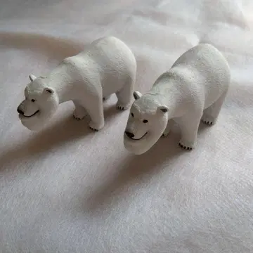 턱 내민 북극곰 피규어 2체 세트