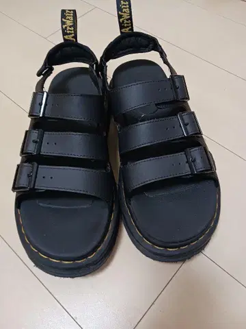 블랙 스트랩 샌들 통굽