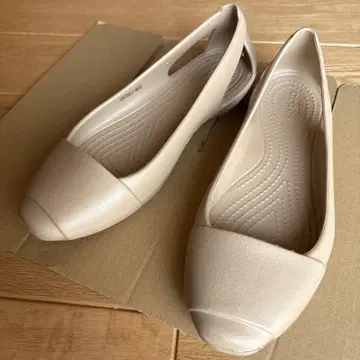Crocs Iconic Comfort 베이지 플랫슈즈 W6