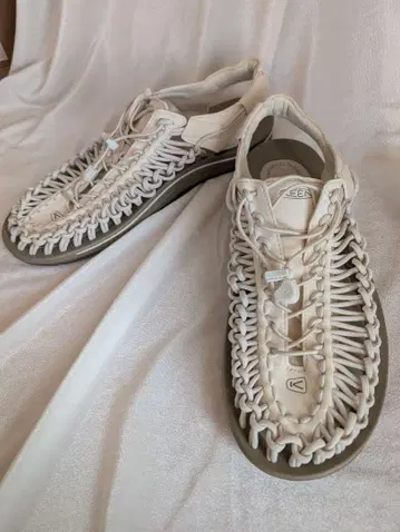 즉시 발송 미사용급 KEEN 아웃도어 샌들 화이트 31cm