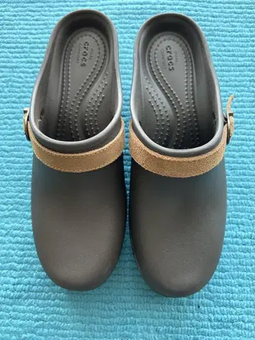 Crocs 다크 브라운 클로그 샌들