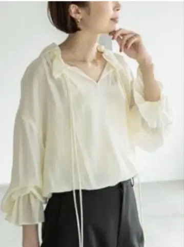 아이보리 프릴 긴팔 블라우스
