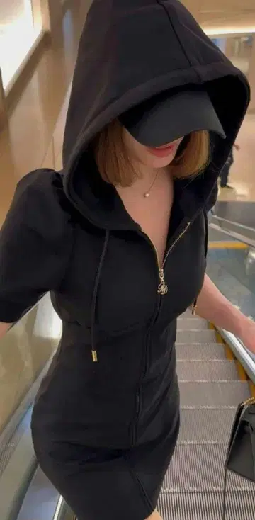 블랙 후드 부착 미니 드레스