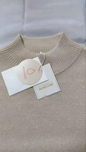 알파 큐빅 하이넥 니트 베이지