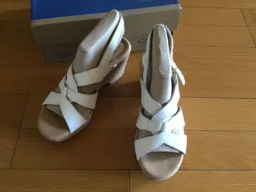 Clark's 화이트 스트랩 샌들