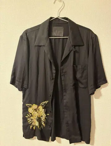 블랙 자수 꽃무늬 반팔 셔츠