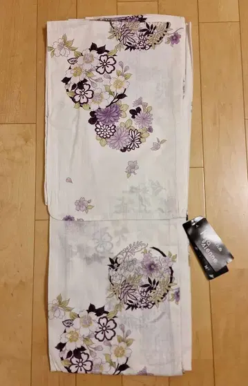 꽃무늬 유카타 화이트 베이스 보라색 벚꽃 등 국화 모란 도라지
