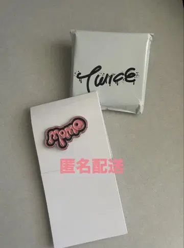 TWICE 랜덤 핀 배지 모모
