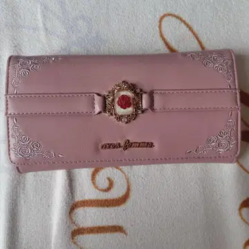axes femme 로즈 모티브 장지갑 핑크