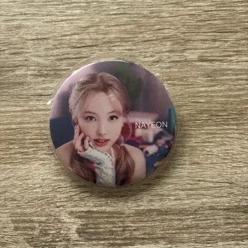 나연 celebrate 캔뱃지