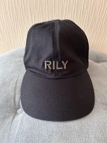 RILY 자수 로고 야구 모자 블랙