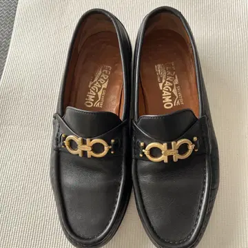 Ferragamo 블랙 로퍼 골드 컬러 버클