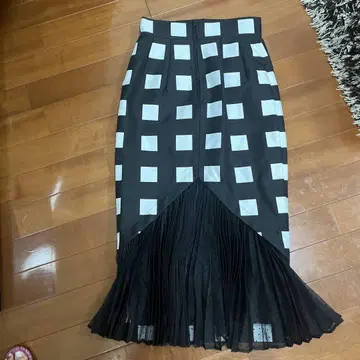 블랙과 화이트 체크 무늬 플리츠 스커트