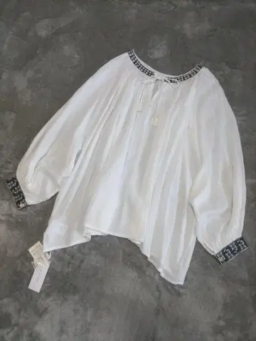 Bliss bunch 자수 로리안 테이프 풀오버 white