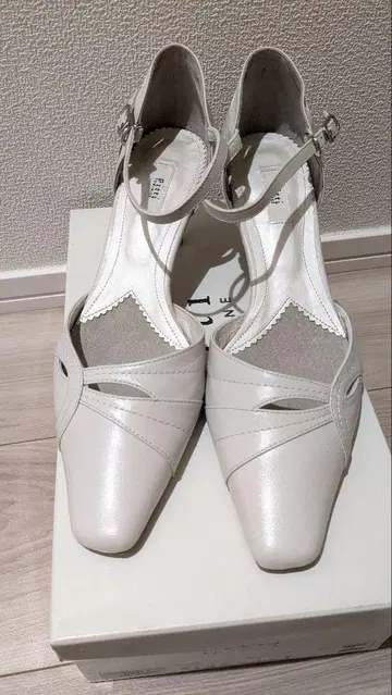 pitti feminine 스트랩 하이힐 라이트 그레이