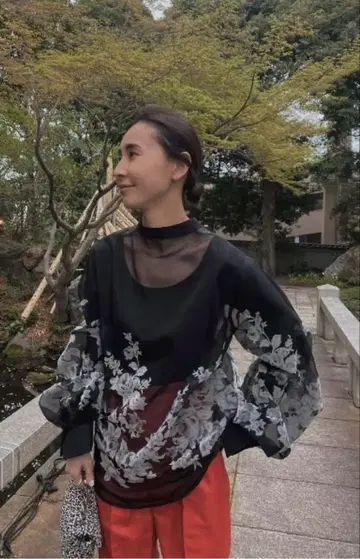 Ameri 2WAY HAZE FLOWER BLOUSE